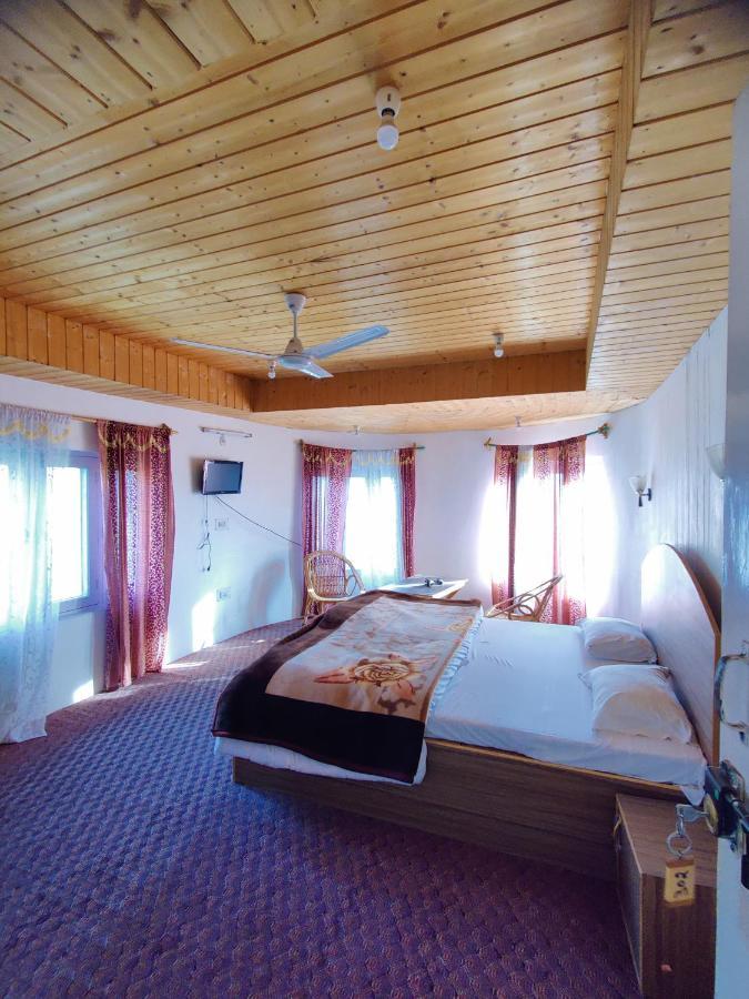 Calm Holiday Inn Srīnagar Zewnętrze zdjęcie